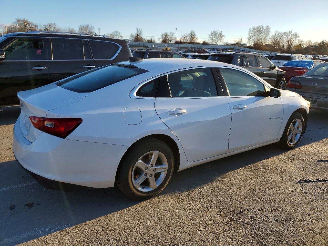 2022 Chevrolet Malibu Ls - zdjęcie 3