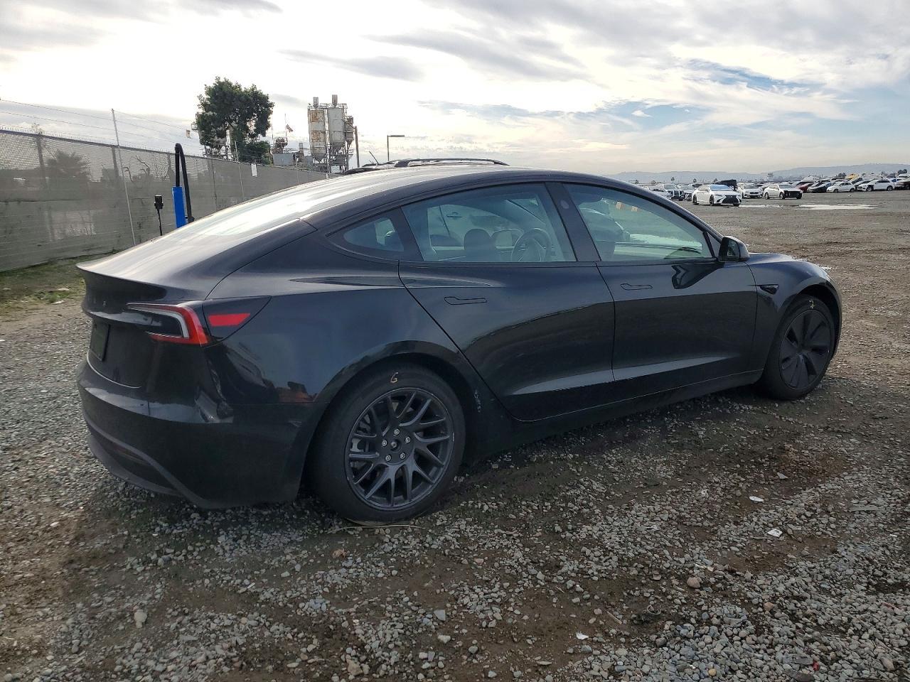 2025 Tesla Model 3 - zdjęcie 3