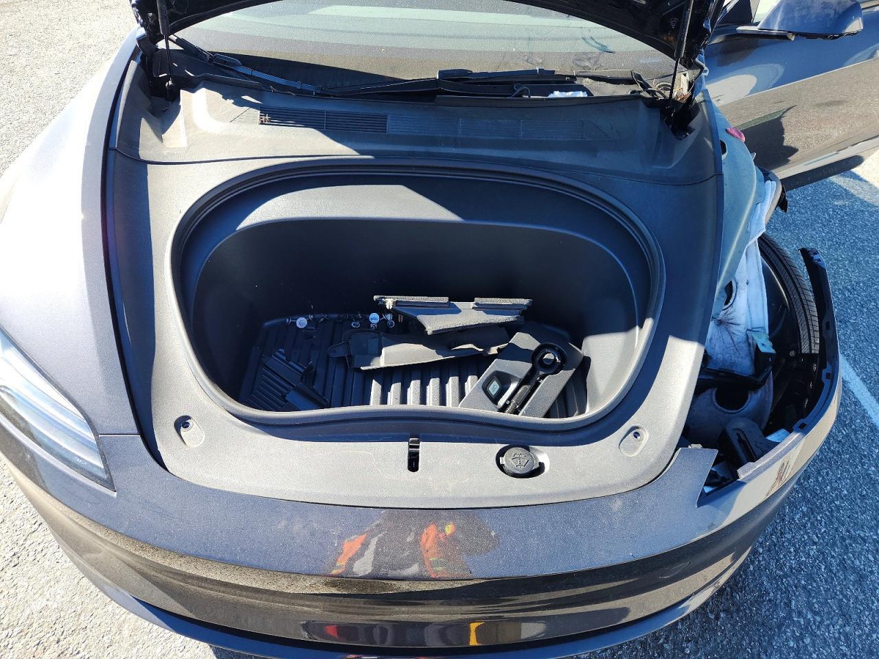 2025 Tesla Model 3 - zdjęcie 11