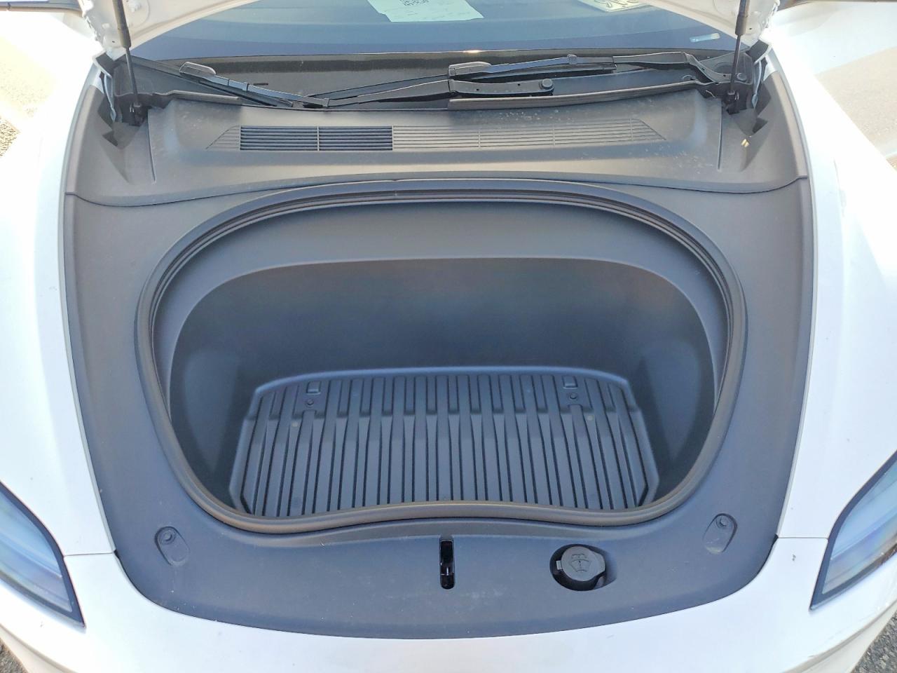 2025 Tesla Model 3 - zdjęcie 11