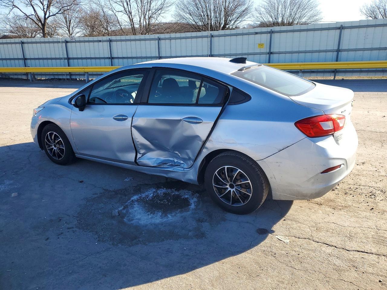 2017 Chevrolet Cruze Ls - zdjęcie 2