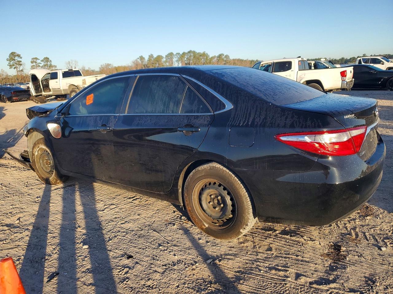 2016 Toyota Camry Le - zdjęcie 2