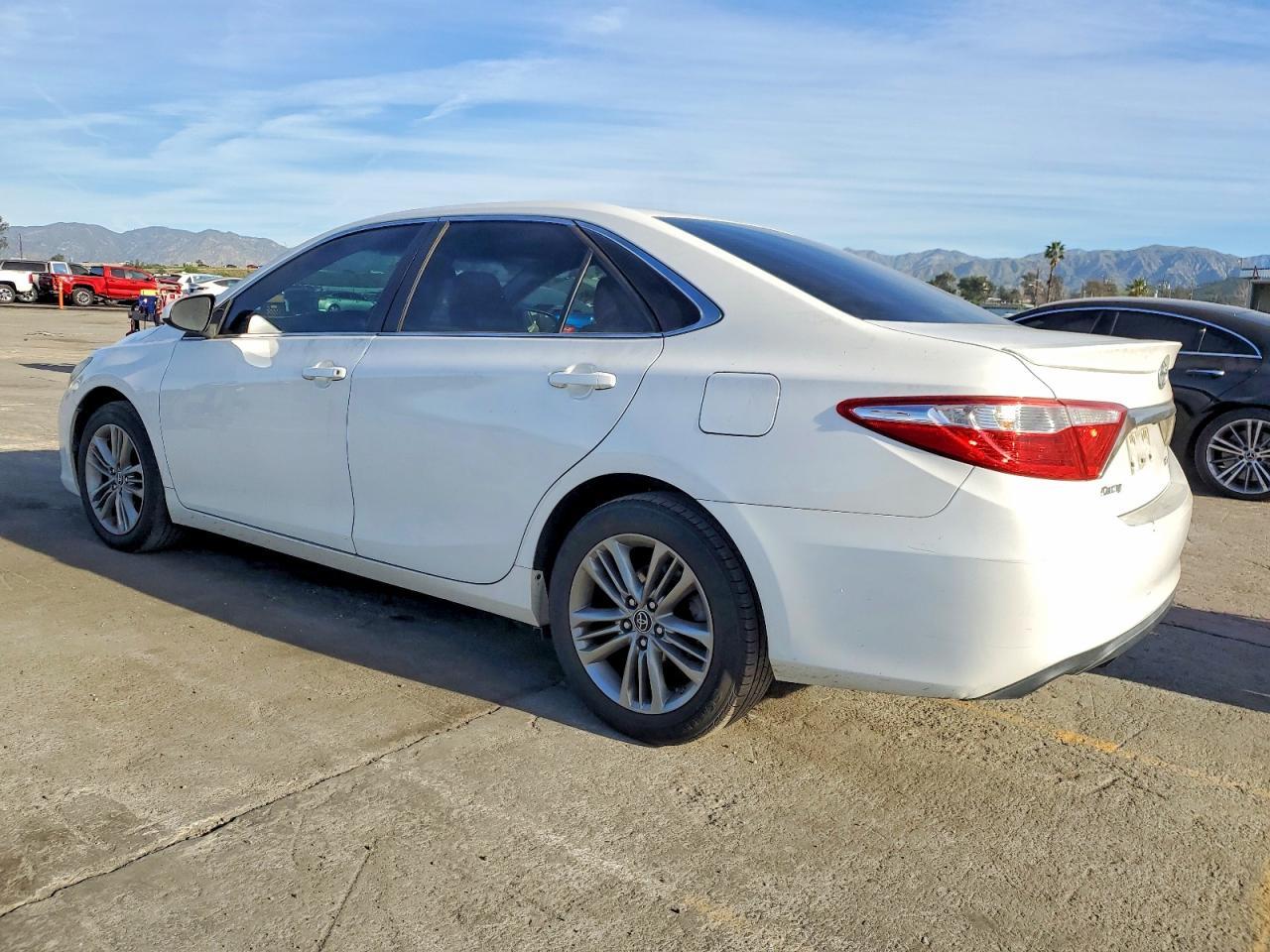2015 Toyota Camry Le - zdjęcie 2
