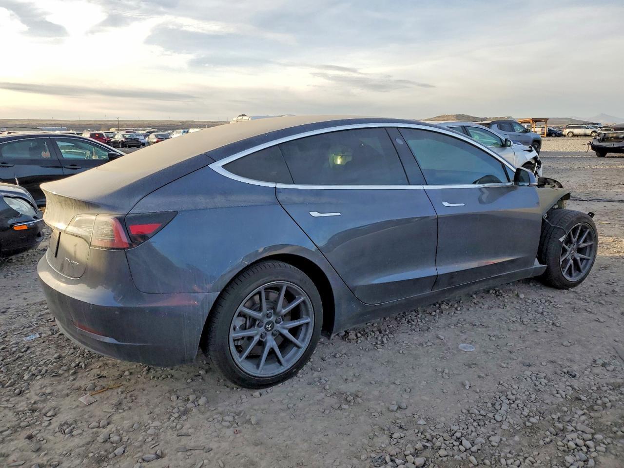 2019 Tesla Model 3 - zdjęcie 3