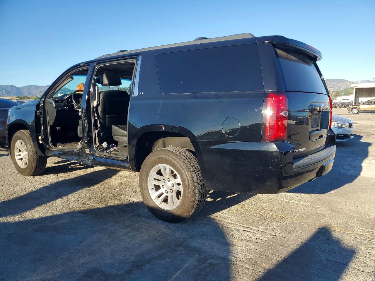 2019 Chevrolet Suburban C1500 Lt - zdjęcie 2