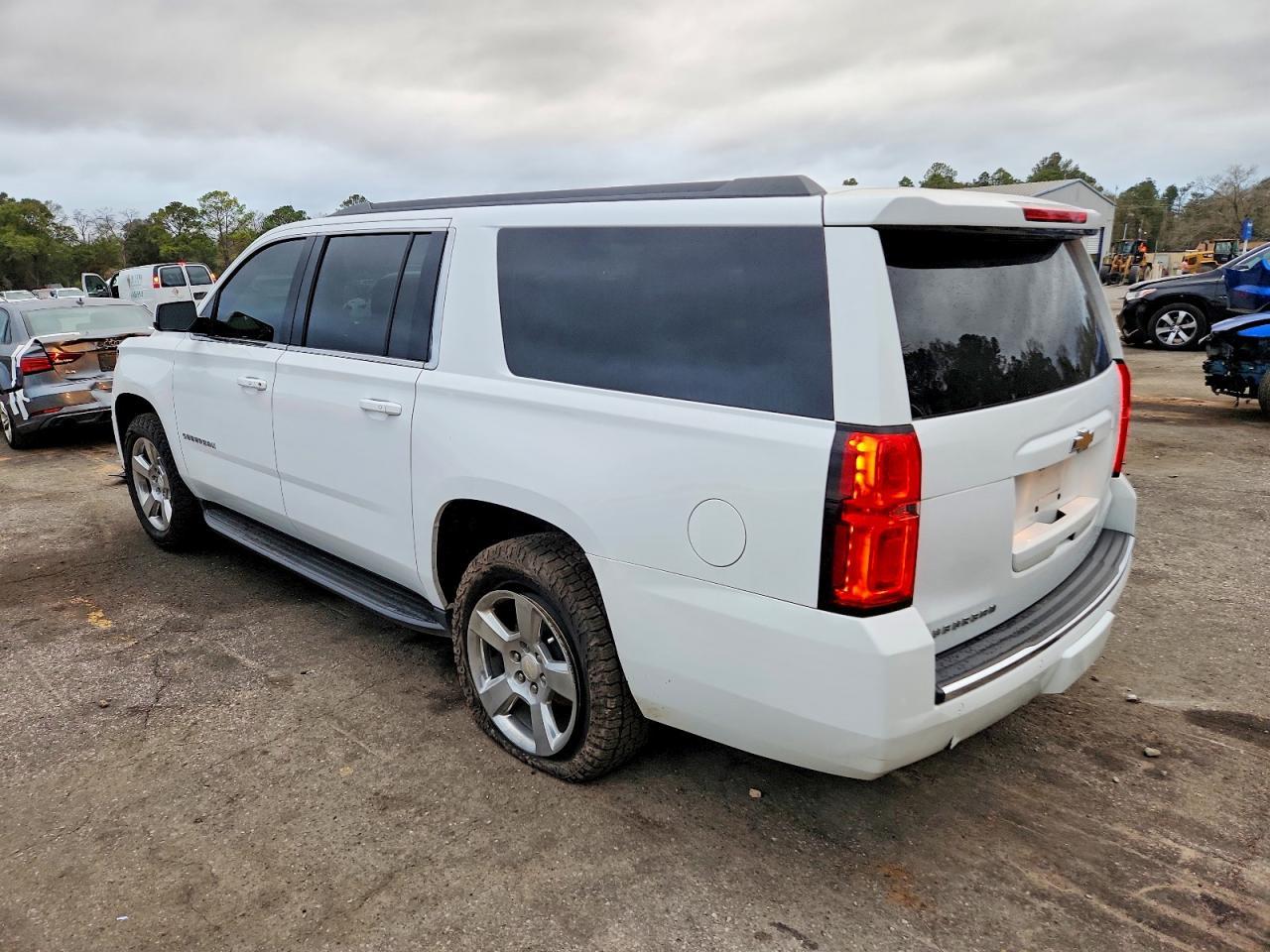 2018 Chevrolet Suburban C1500 Lt - zdjęcie 2