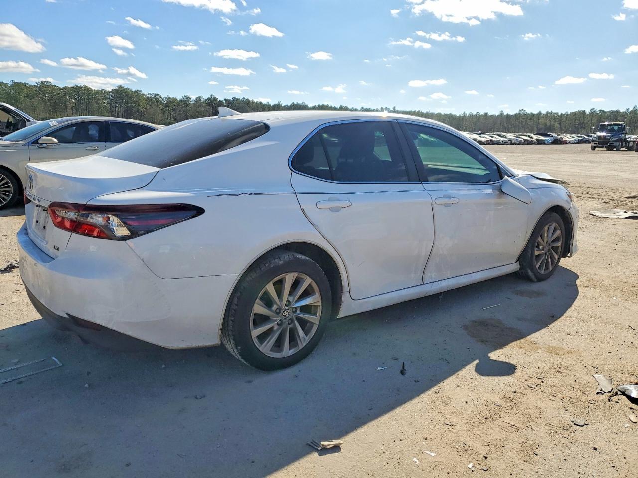 2023 Toyota Camry Le - zdjęcie 3