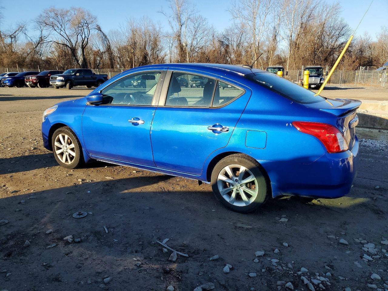 2015 Nissan Versa S - zdjęcie 2