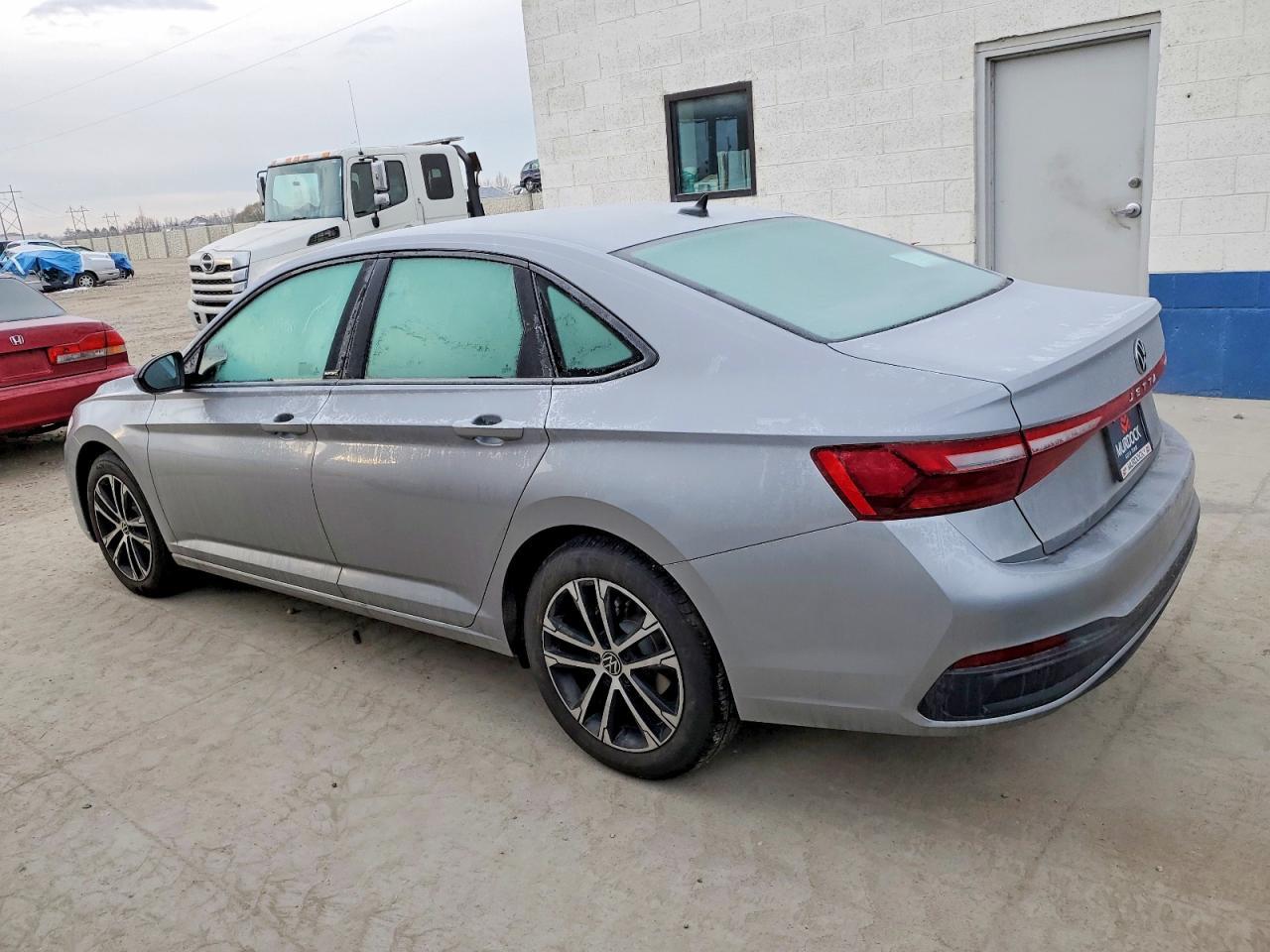 2025 Volkswagen Jetta Sport - zdjęcie 2