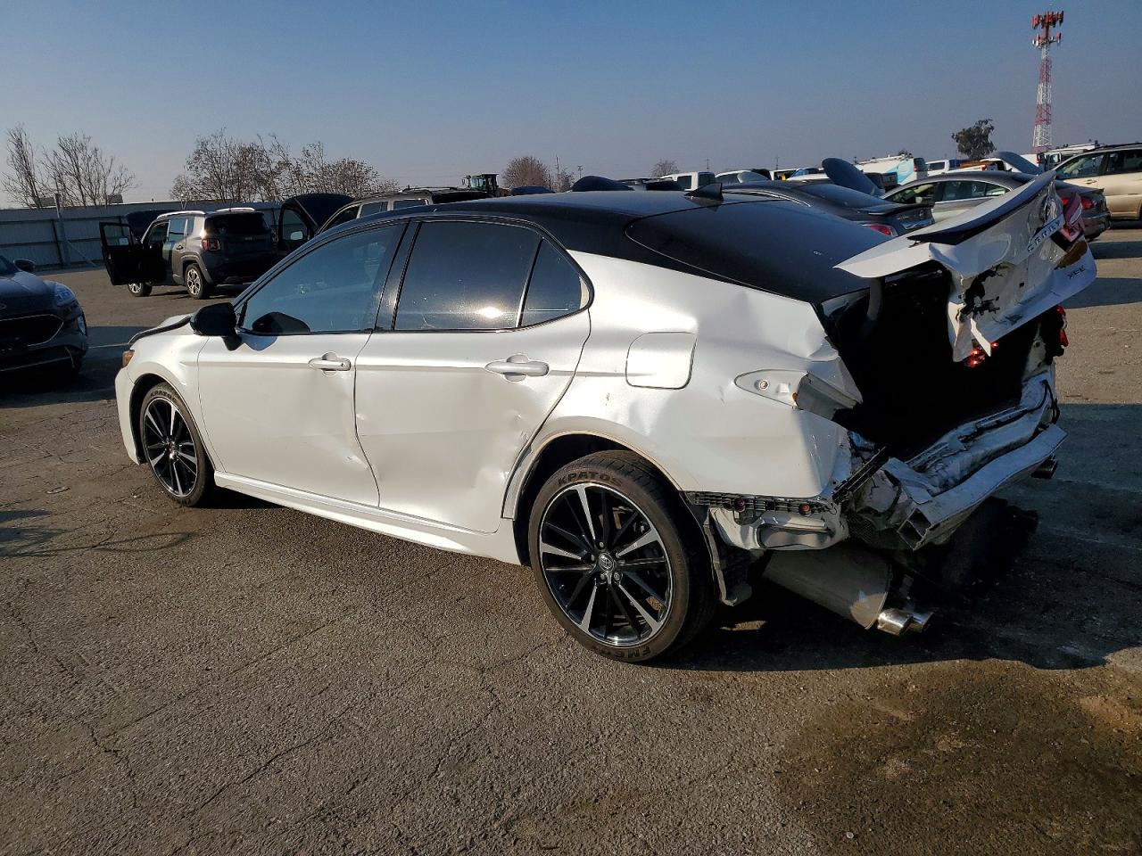 2019 Toyota Camry Xse - zdjęcie 2