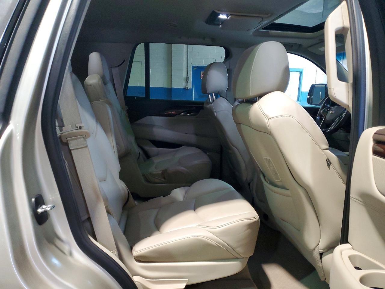 2015 Cadillac Escalade Luxury - zdjęcie 11