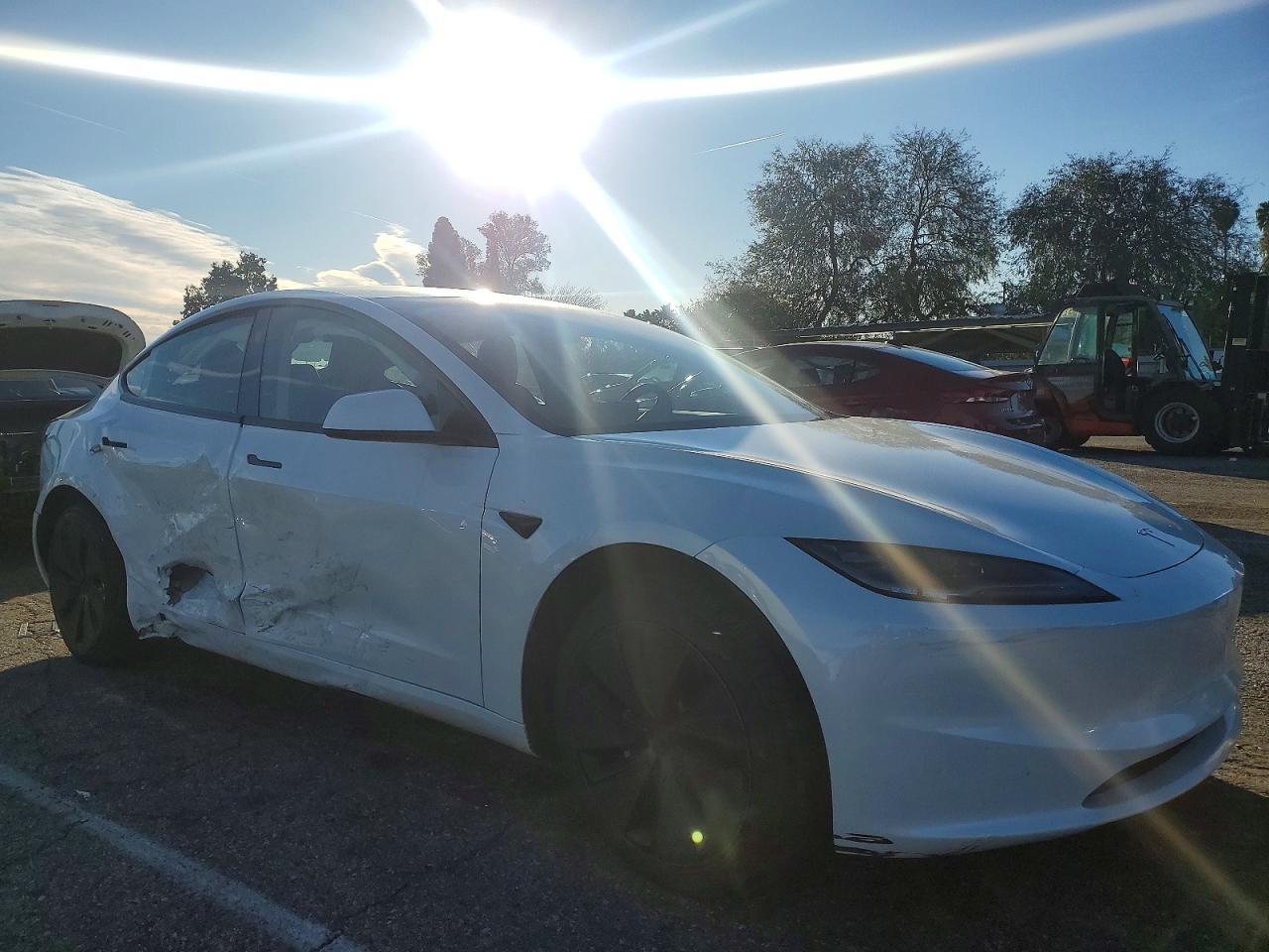 2025 Tesla Model 3 - zdjęcie 4