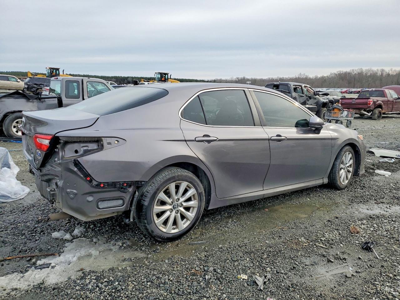 2018 Toyota Camry Le - zdjęcie 3