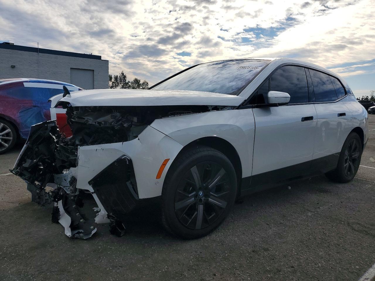 2025 BMW Ix xDrive50 - zdjęcie główne