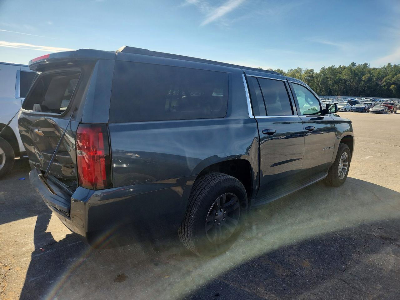 2019 Chevrolet Suburban K1500 Ls - zdjęcie 3