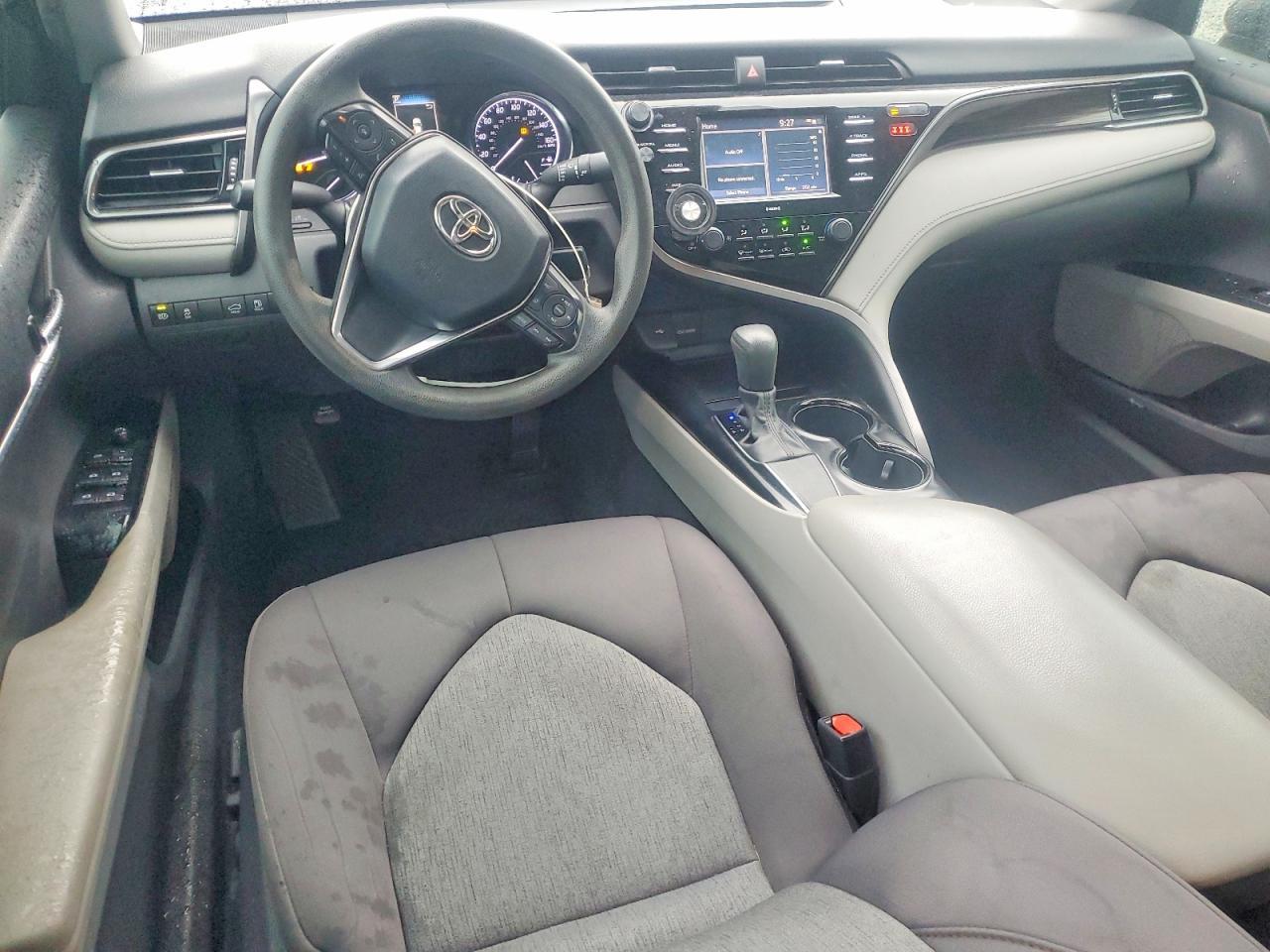 2020 Toyota Camry Le - zdjęcie 8