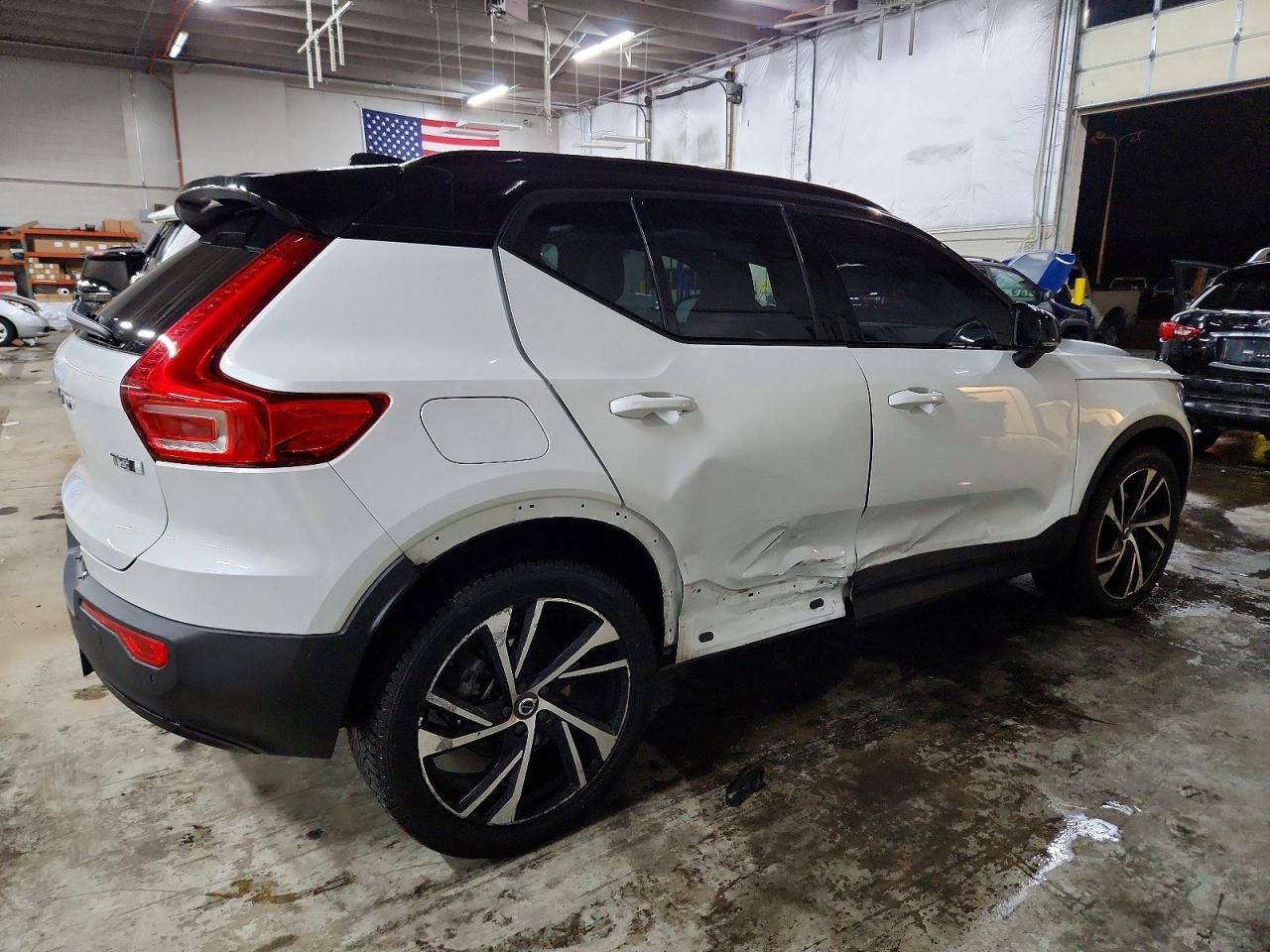 2022 Volvo Xc40 T5 R-Design - zdjęcie 3