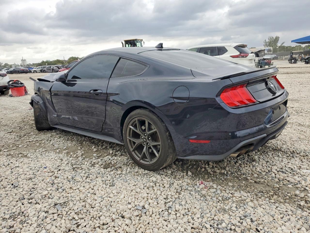 2021 Ford Mustang - zdjęcie 2