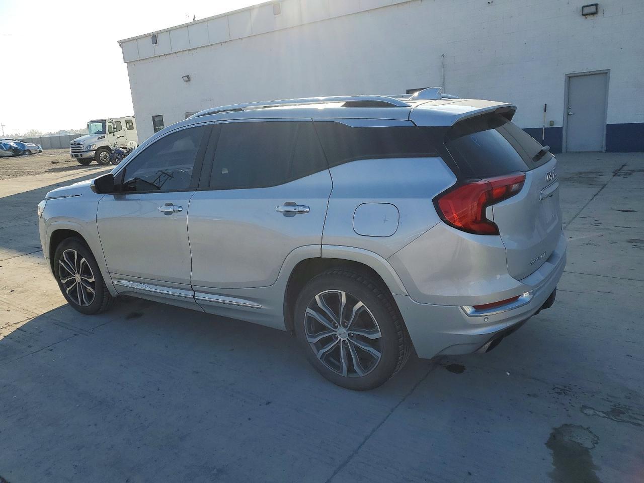 2018 GMC Terrain Denali - zdjęcie 2