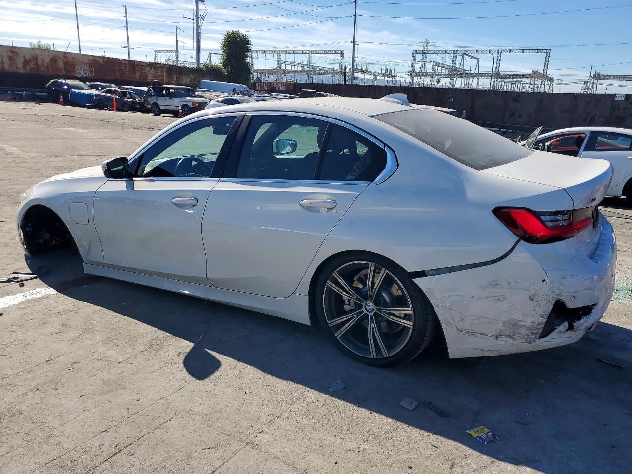 2021 BMW 330Xe - zdjęcie 2