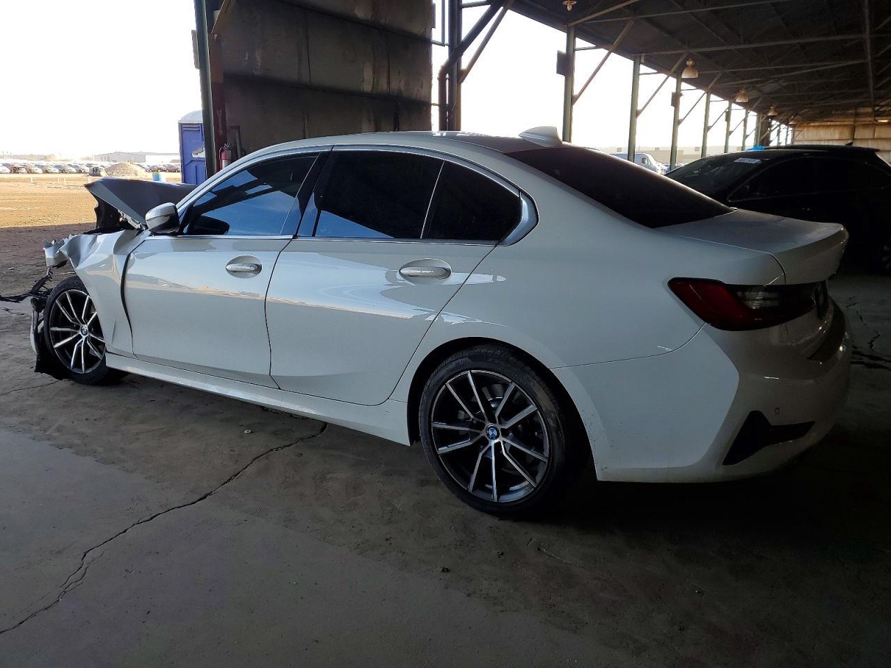 2021 BMW 330I - zdjęcie 2