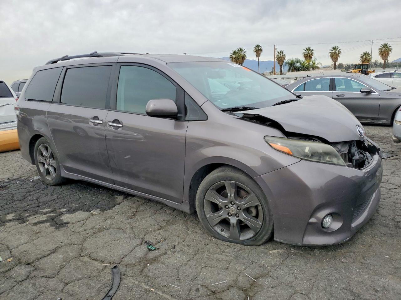 2015 Toyota Sienna Sport - zdjęcie 4