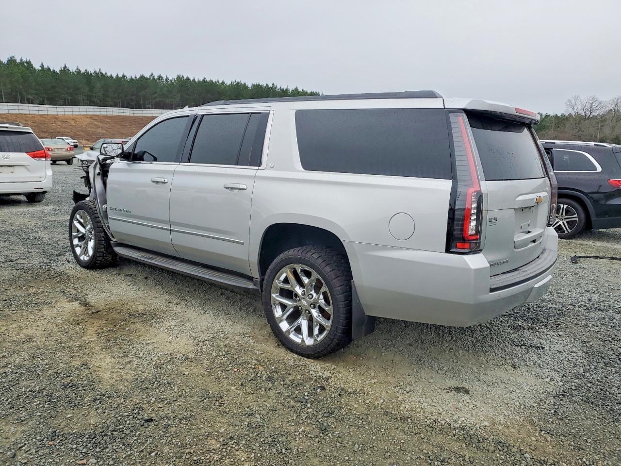 2015 Chevrolet Suburban C1500 Lt - zdjęcie 2