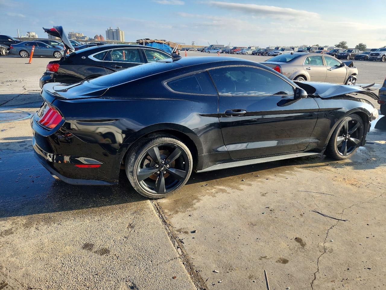 2021 Ford Mustang - zdjęcie 3