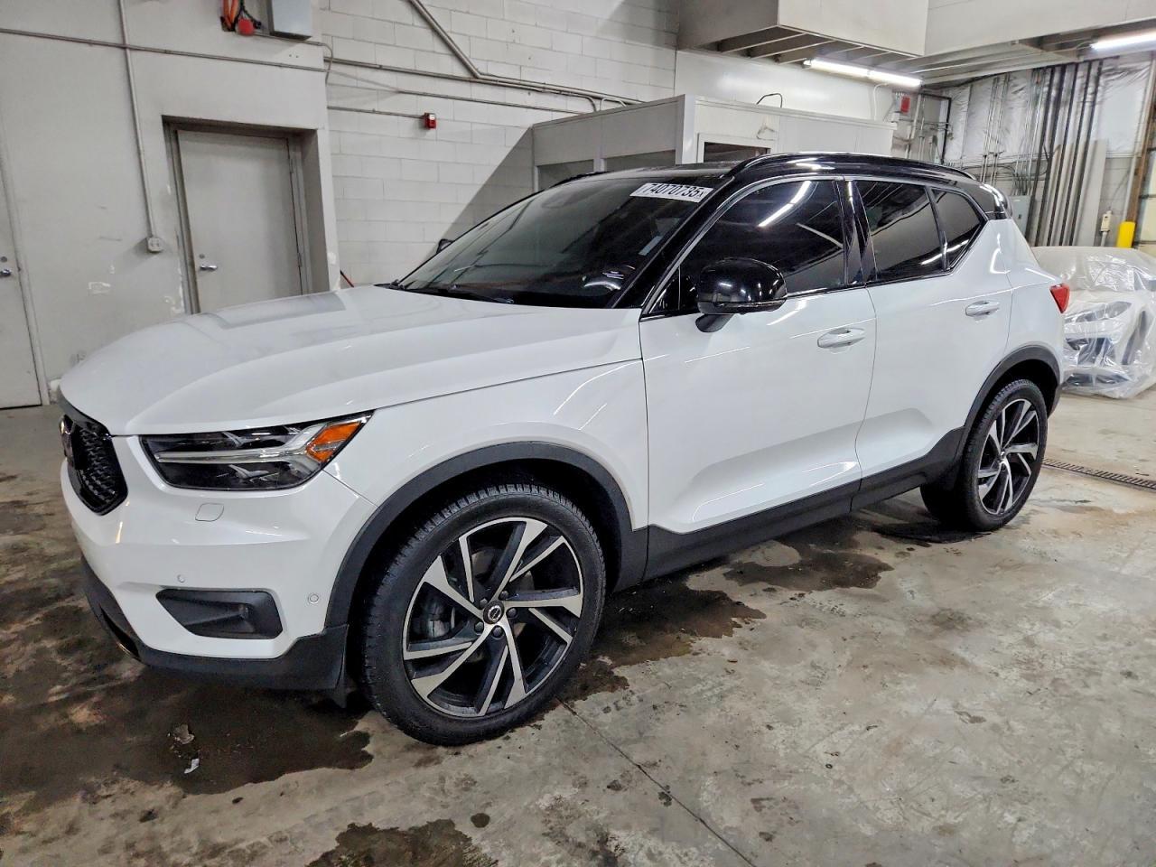 2022 Volvo Xc40 T5 R-Design - zdjęcie główne