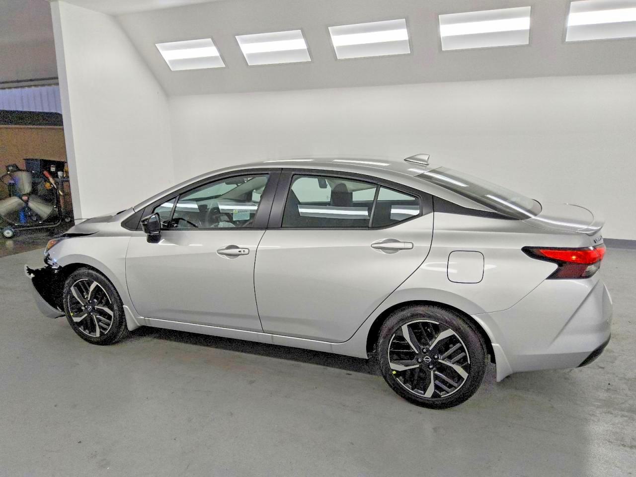 2025 Nissan Versa Sr - zdjęcie 2