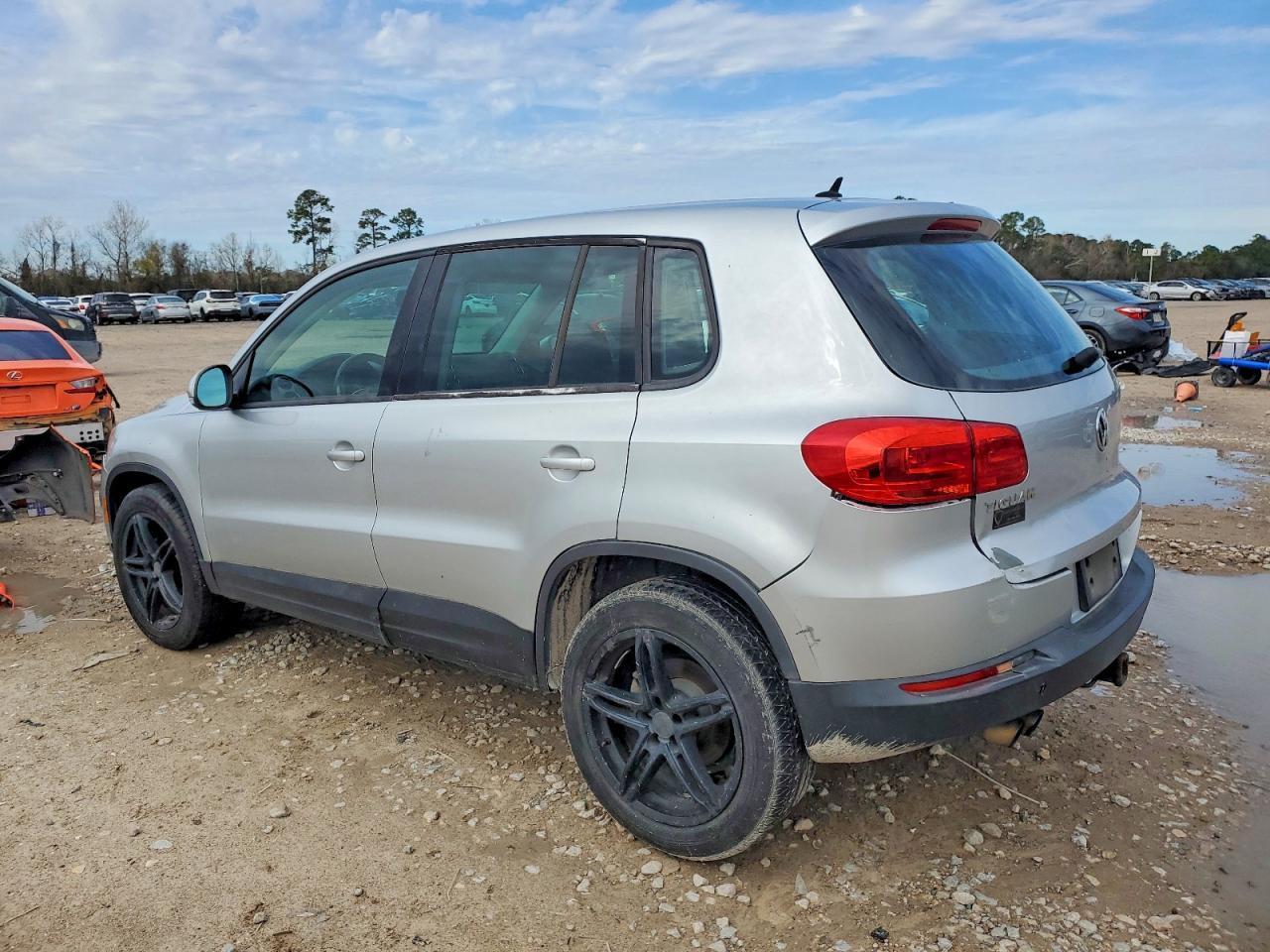2014 Volkswagen Tiguan S - zdjęcie 2