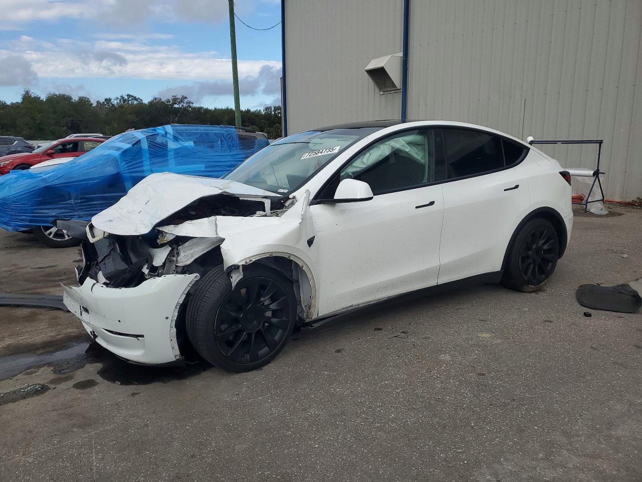 2022 Tesla Model Y - zdjęcie główne