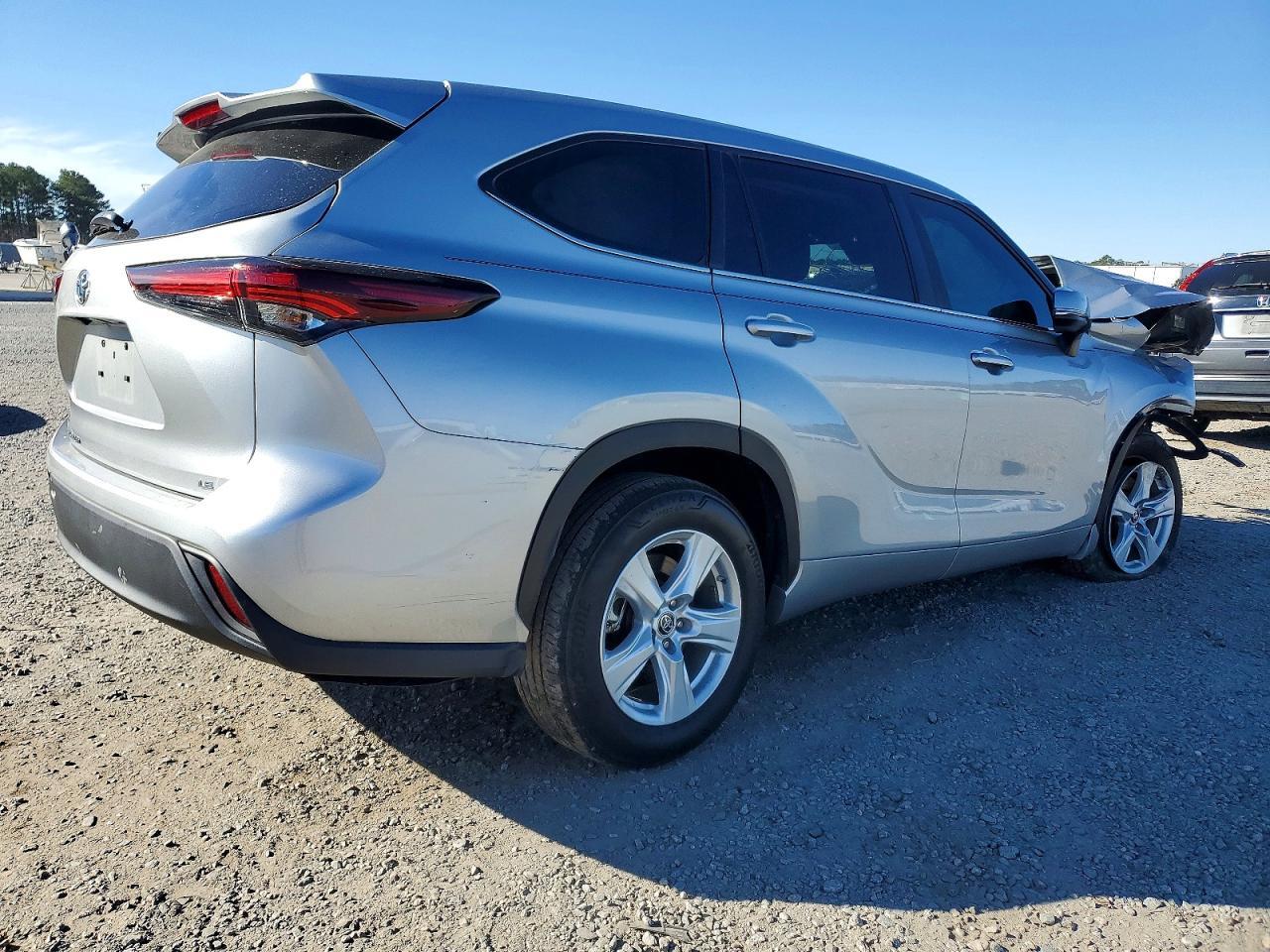 2024 Toyota Highlander Le - zdjęcie 3