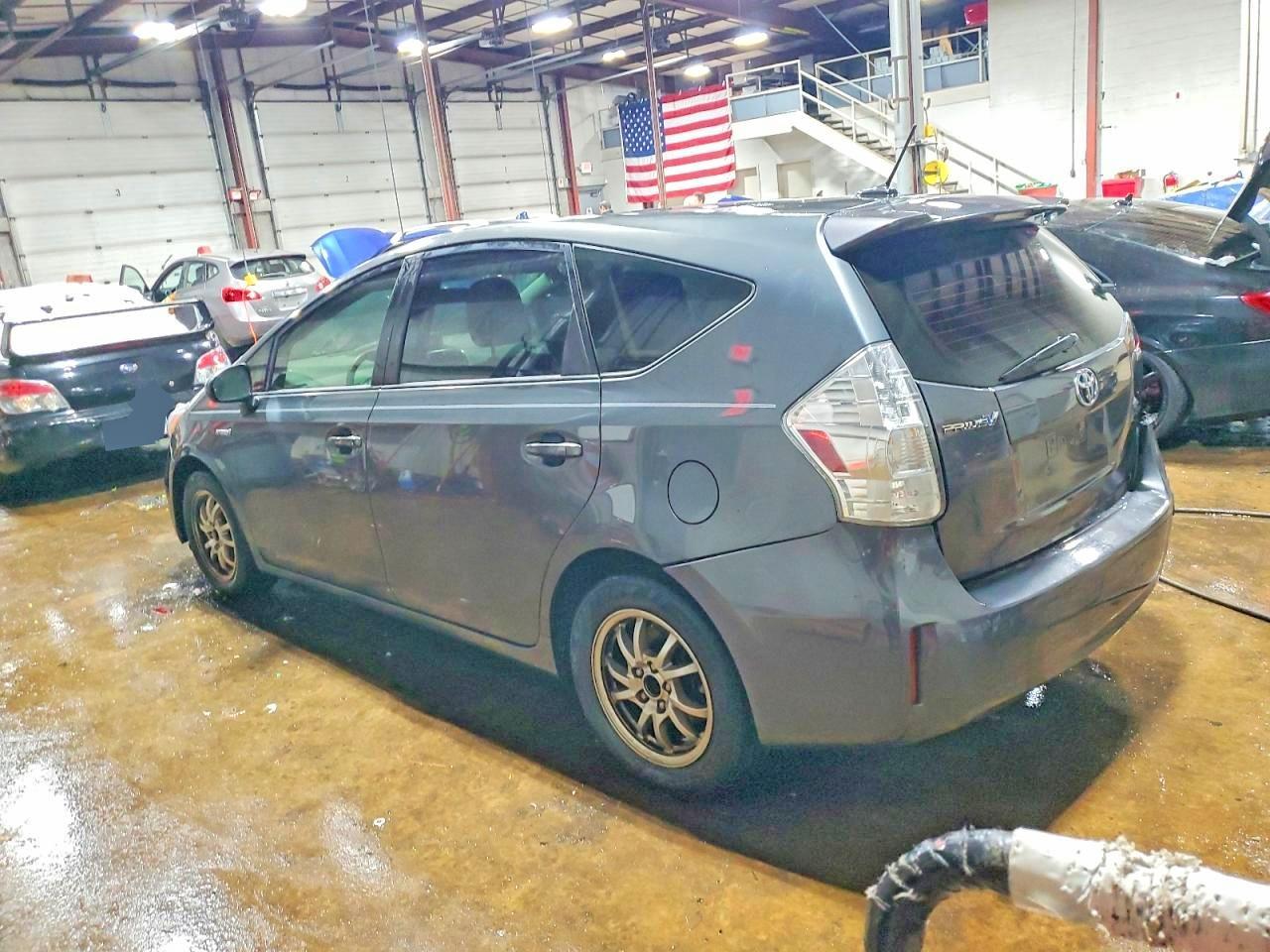 2013 Toyota Prius V - zdjęcie 2