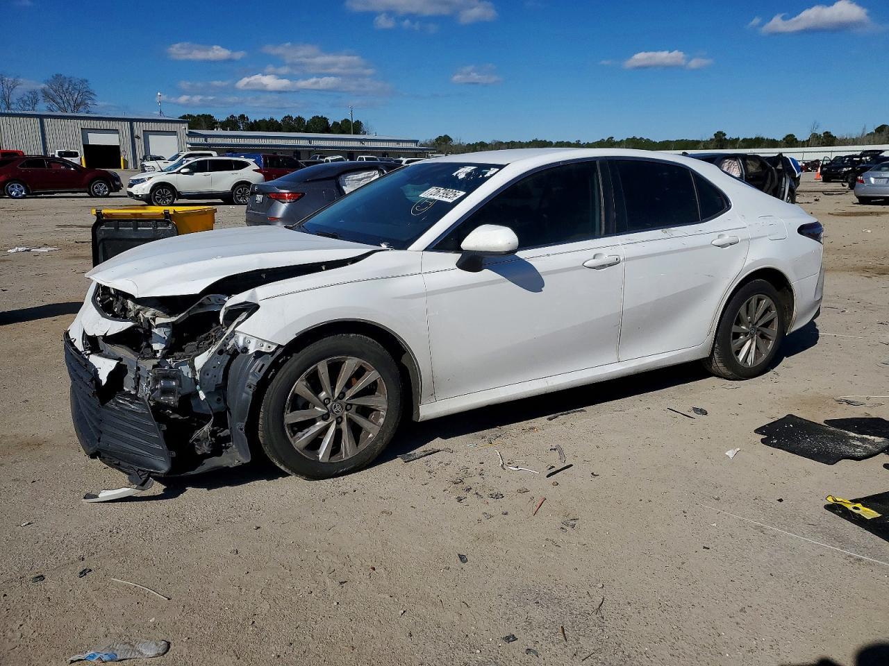 2023 Toyota Camry Le - zdjęcie główne