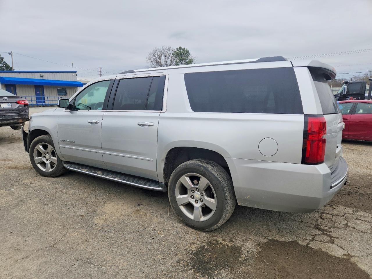 2018 Chevrolet Suburban C1500 Premier - zdjęcie 2