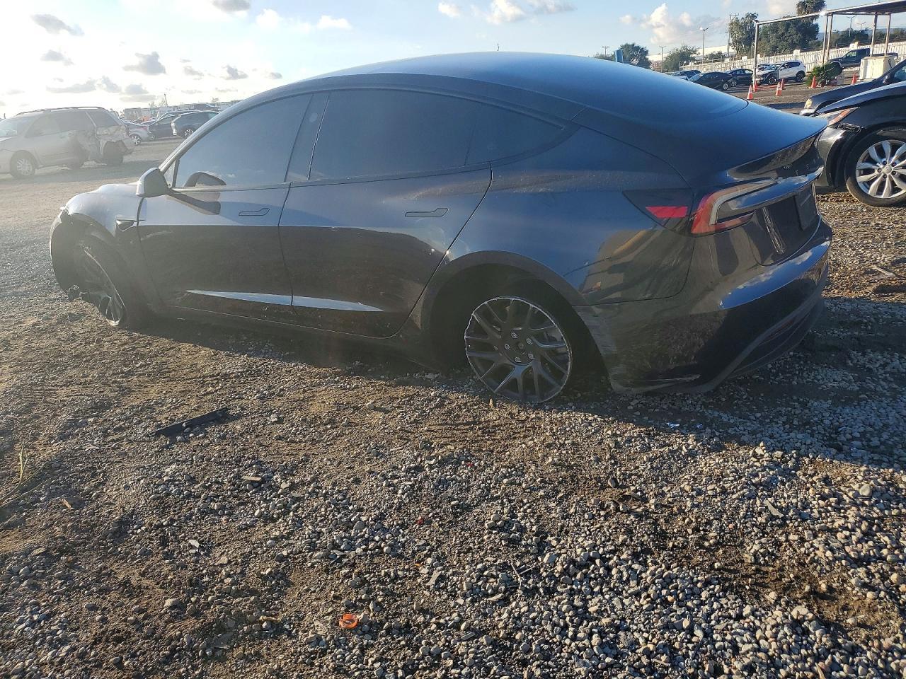 2024 Tesla Model 3 - zdjęcie 2