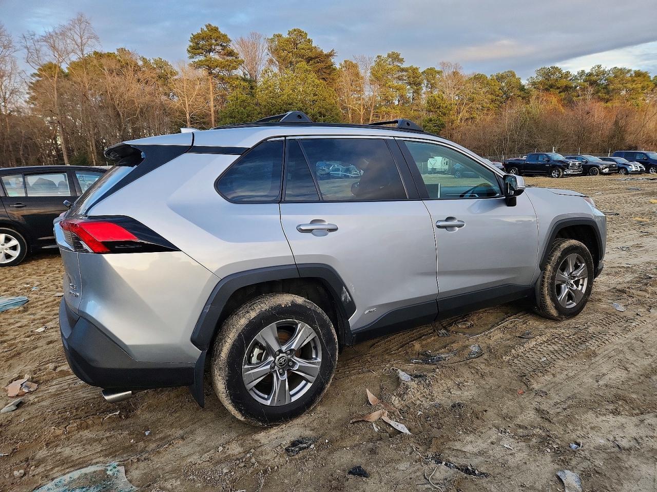 2024 Toyota Rav4 Xle - zdjęcie 3