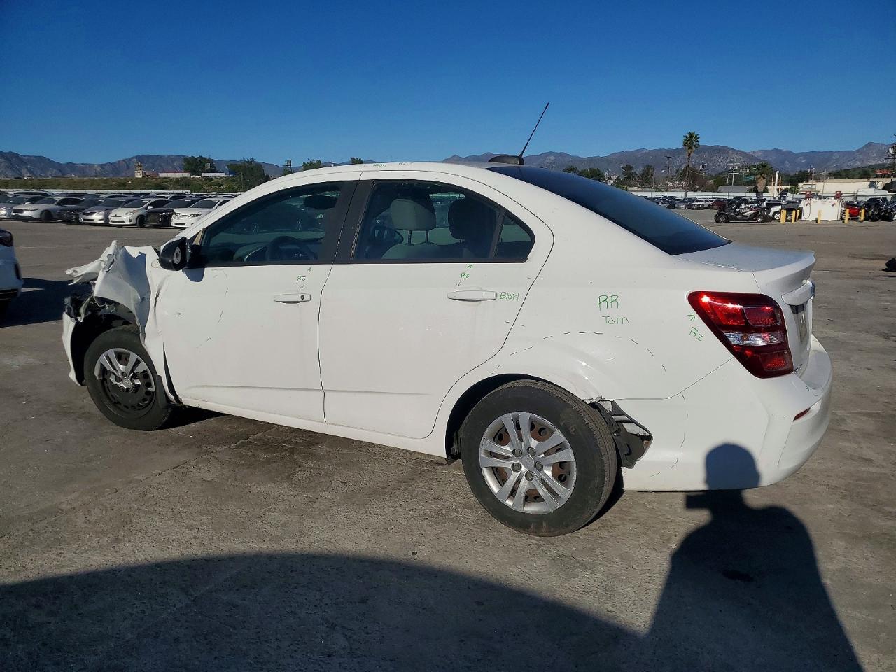 2018 Chevrolet Sonic Ls - zdjęcie 2