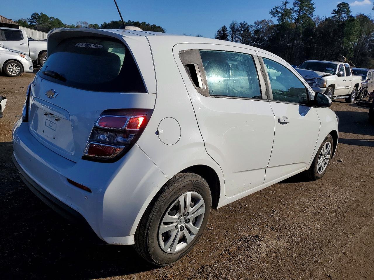 2020 Chevrolet Sonic - zdjęcie 3