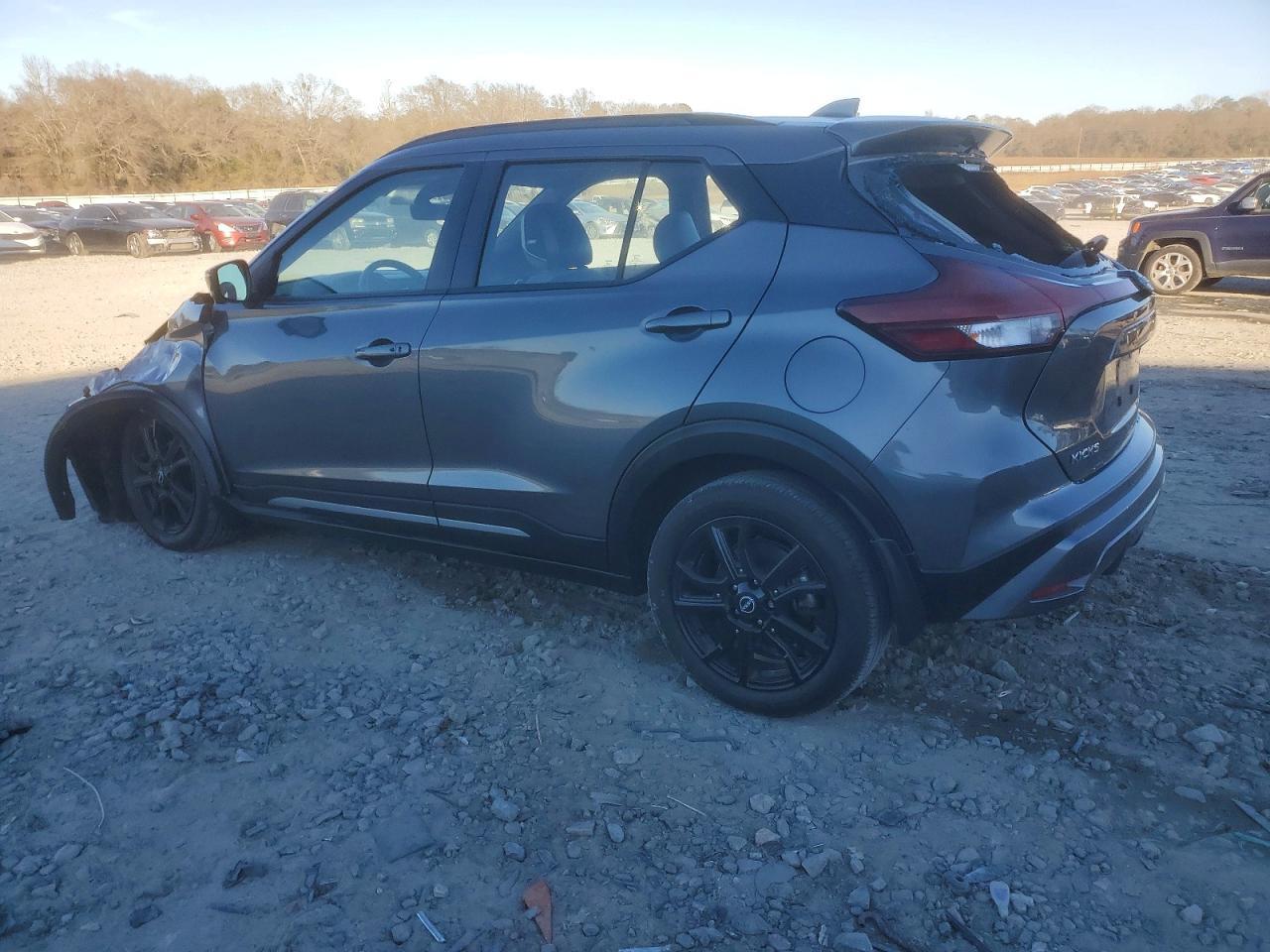 2023 Nissan Kicks Sr - zdjęcie 2