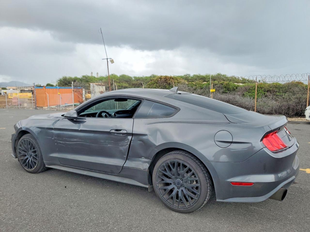 2020 Ford Mustang - zdjęcie 2