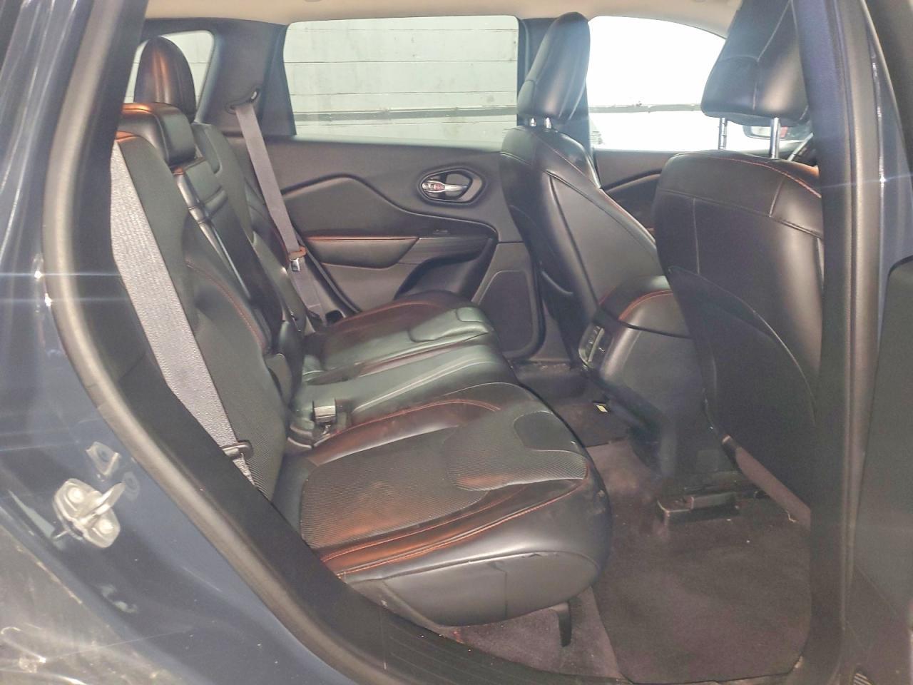 2016 Jeep Cherokee Trailhawk - zdjęcie 10