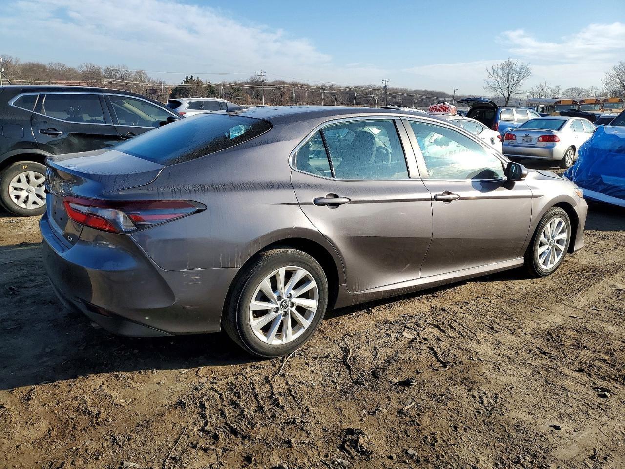 2024 Toyota Camry Le - zdjęcie 3