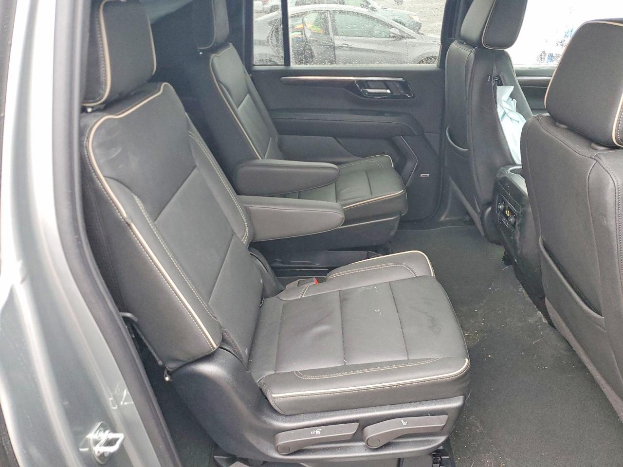 2025 Chevrolet Suburban K1500 Premier - zdjęcie 11