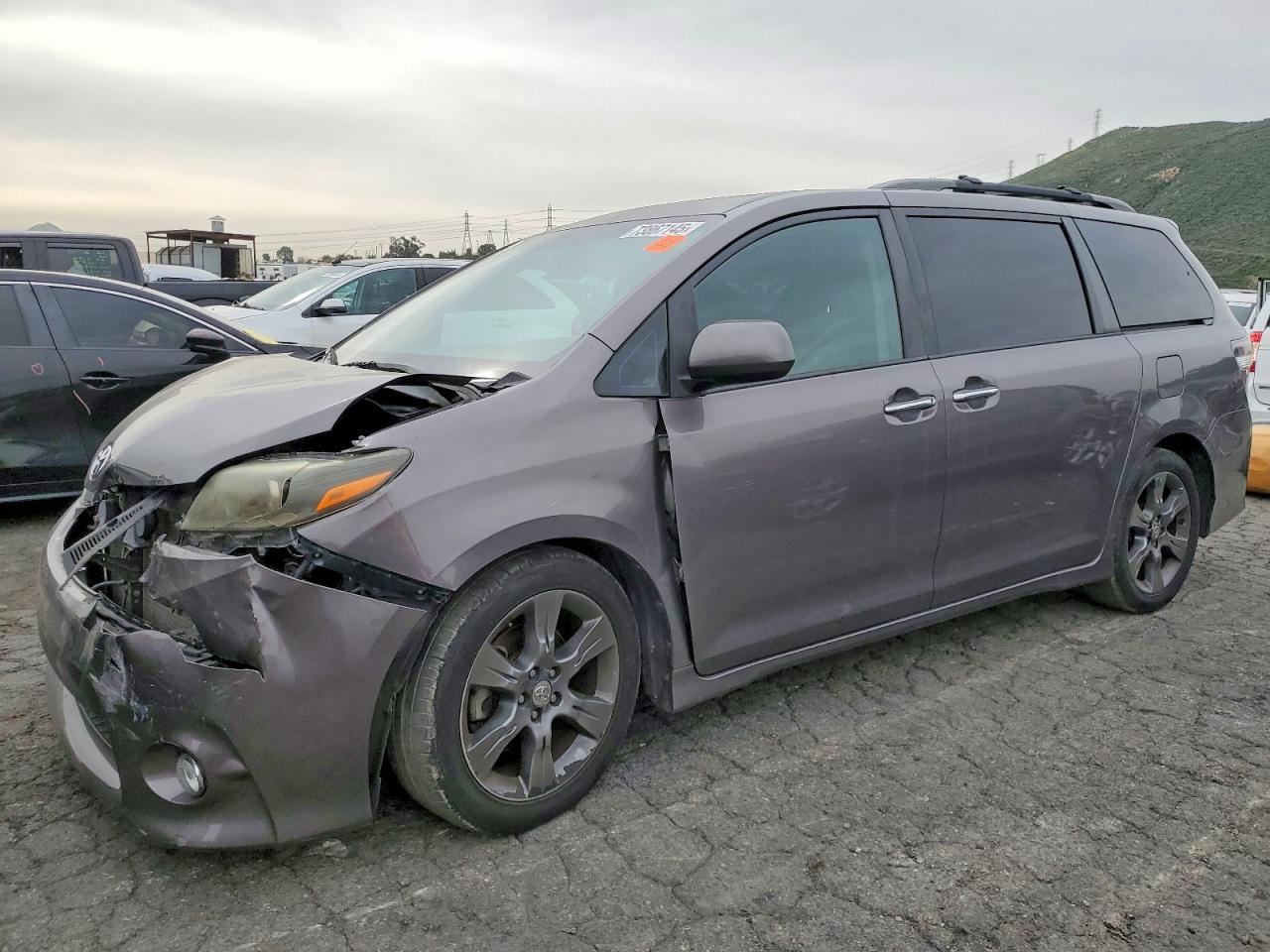 2015 Toyota Sienna Sport - zdjęcie główne