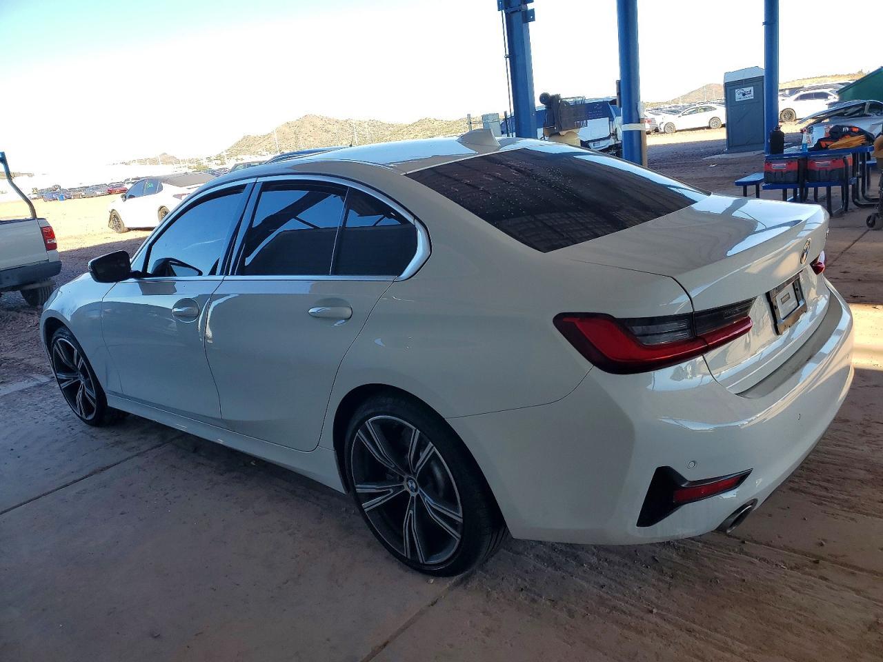 2021 BMW 330I - zdjęcie 2