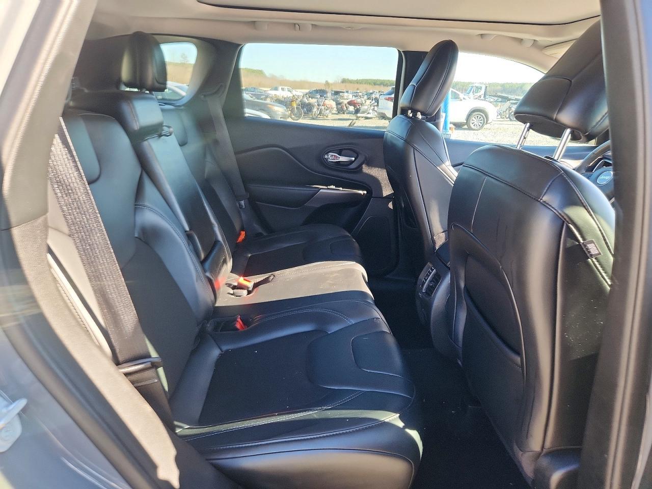 2020 Jeep Cherokee Latitude Plus - zdjęcie 11