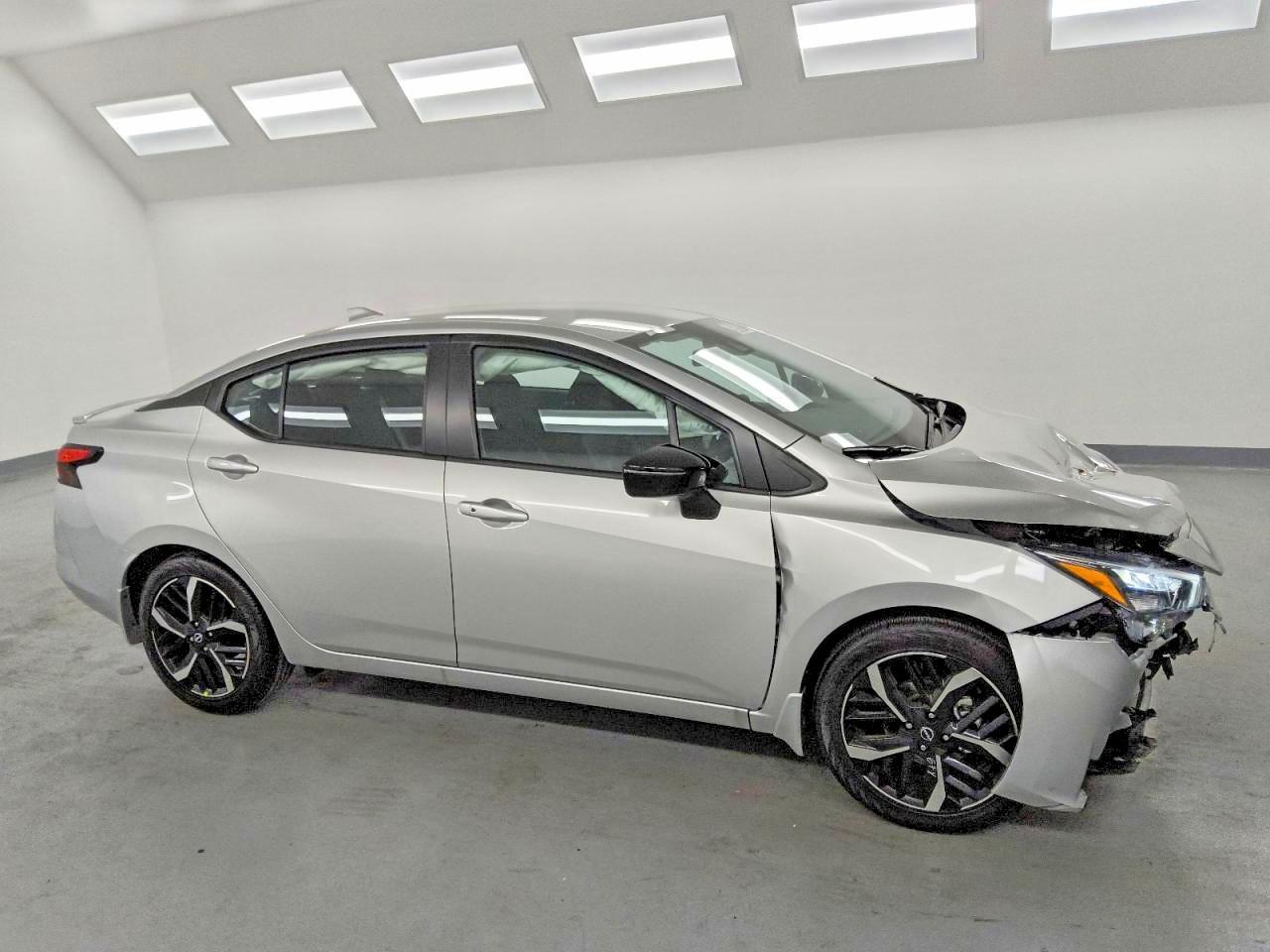 2025 Nissan Versa Sr - zdjęcie 4