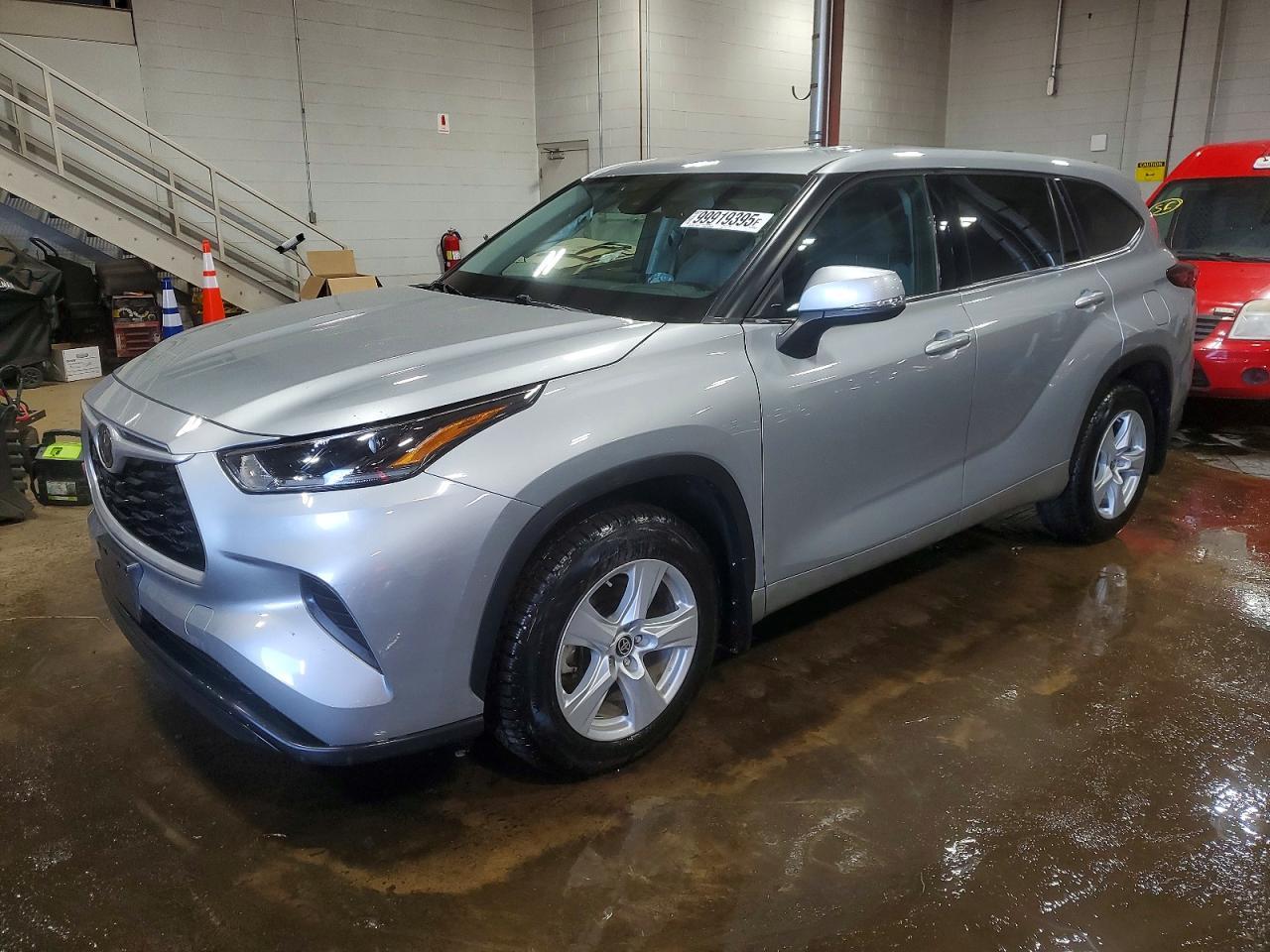 2021 Toyota Highlander L - zdjęcie główne